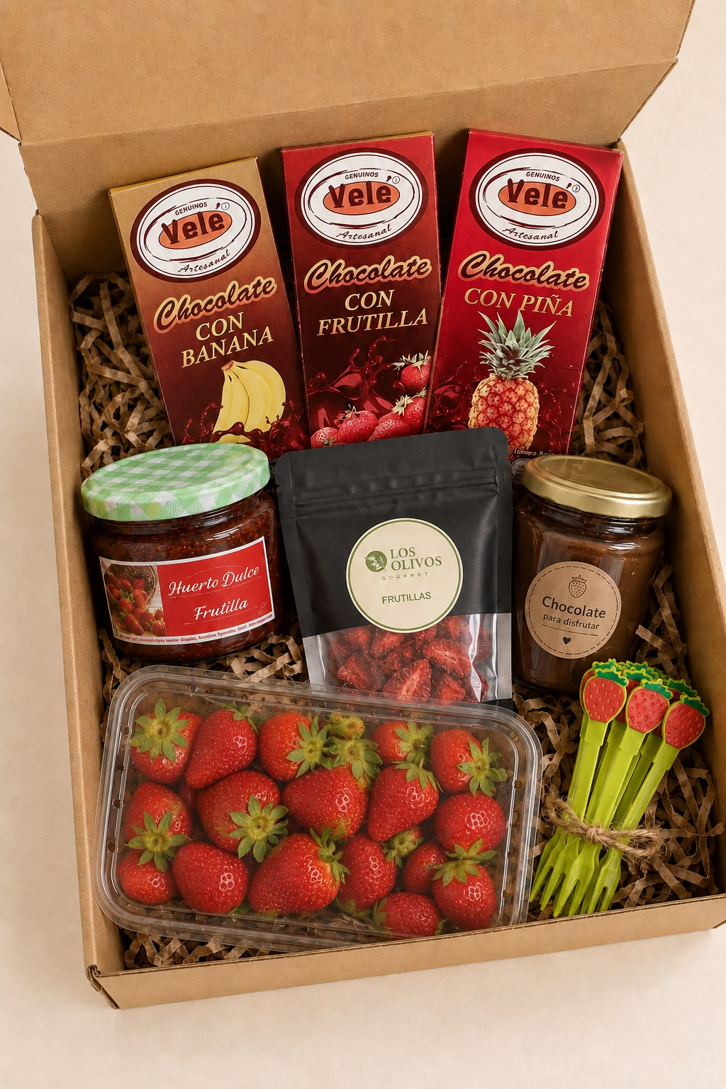 Caja corporativa con frutillas y productos locales